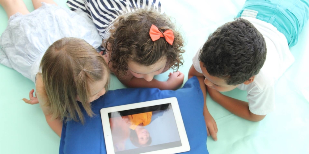 Để tạo niềm cảm hứng và yêu thích học tiếng Anh cho bé, cha mẹ có thể sử dụng video giải trí