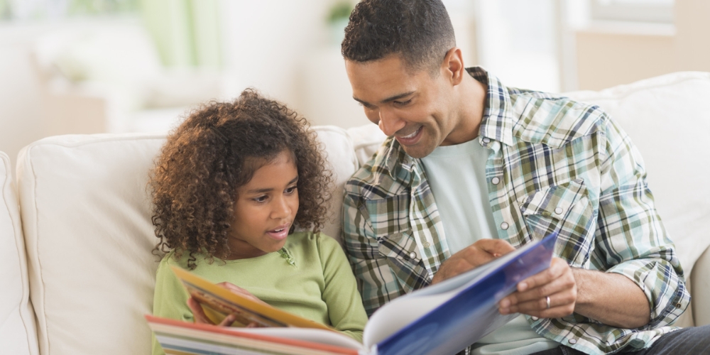Phụ huynh có thể tạo thói quen đọc sách tiếng Anh cho trẻ ngay từ khi còn nhỏ