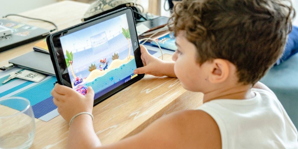 Phụ huynh có thể tải các App học tiếng Anh về Tablet của mình để cho trẻ học hàng ngày